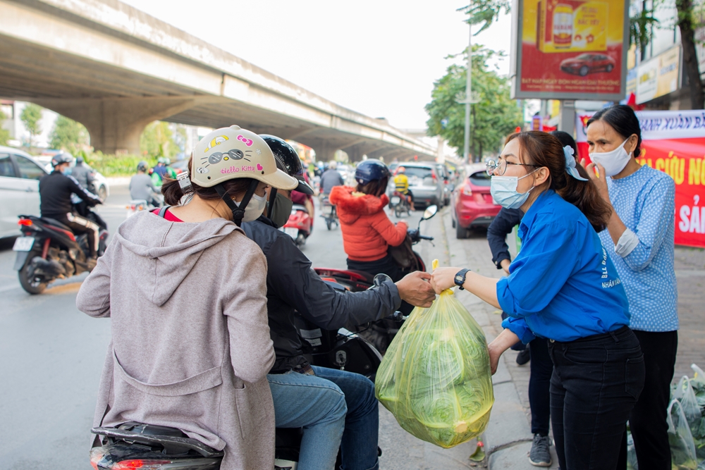 Bên cạnh các hệ thống lớn, còn có một vài tổ chức, cá nhân cũng trực tiếp kêu gọi hỗ trợ người dân Hải Dương tiêu thụ nông sản. Điểm