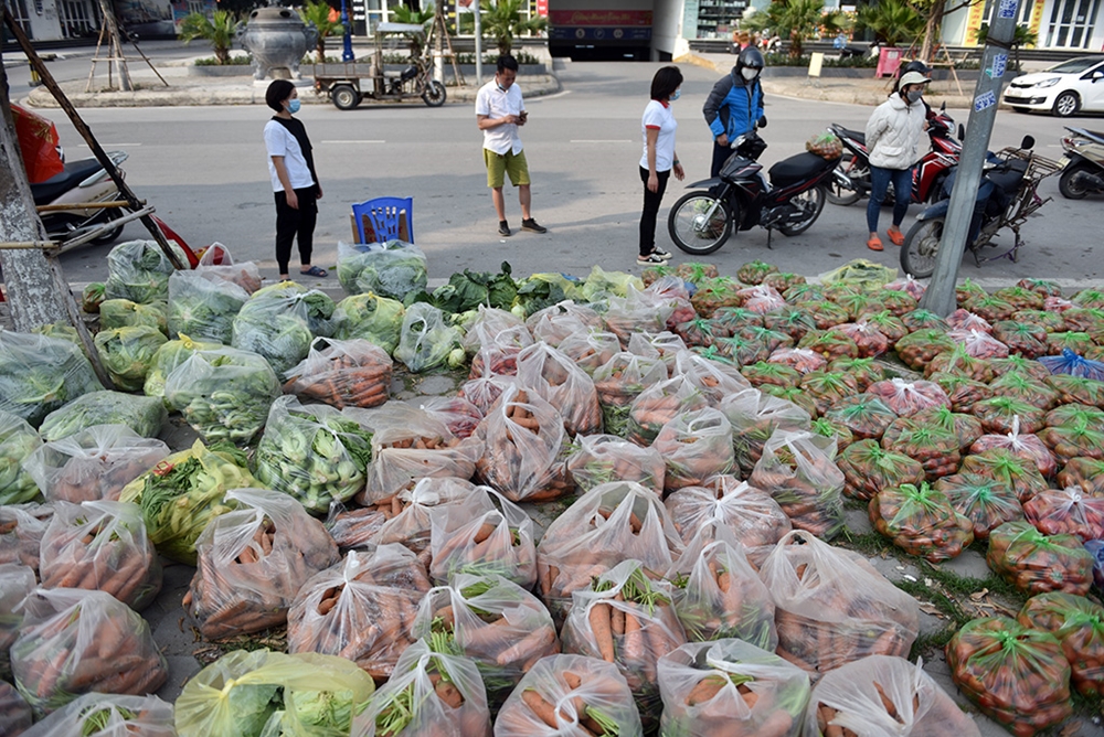 Tại khu đô thị Thanh Hà (Thanh Oai - Hà Nội) nông sản được bán với giá 0 đồng. Mọi người lấy bao nhiêu tùy ý, sau đó tùy tâm bỏ tiền vào thùng thiện nguyện. Cách làm này của nhóm thiện nguyện mong muốn tiêu thu được nhiều nhất nông sản cho người dân vùng dịch.