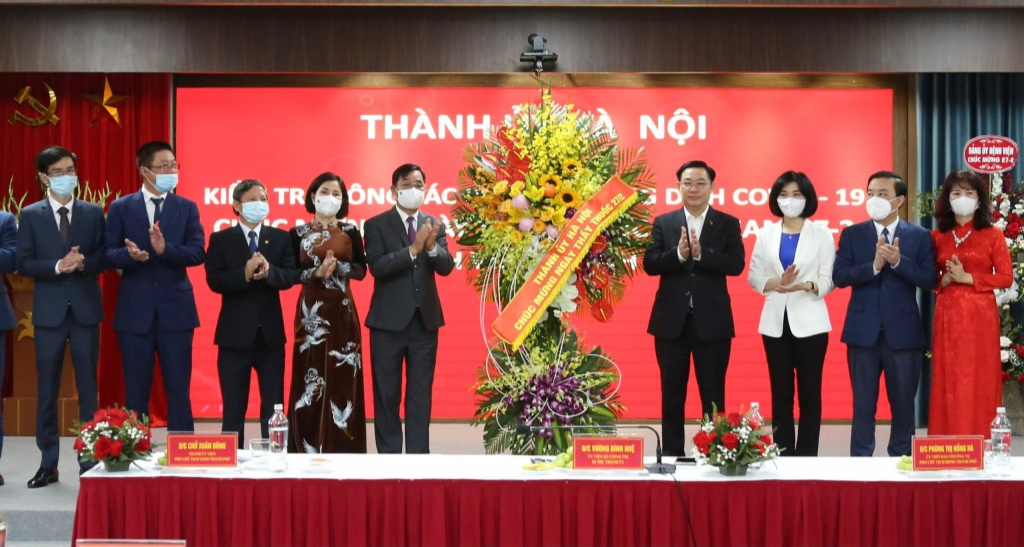 Bí thư Thành ủy Hà Nội tri ân đội ngũ cán bộ, y bác sĩ trên tuyến đầu chống dịch

