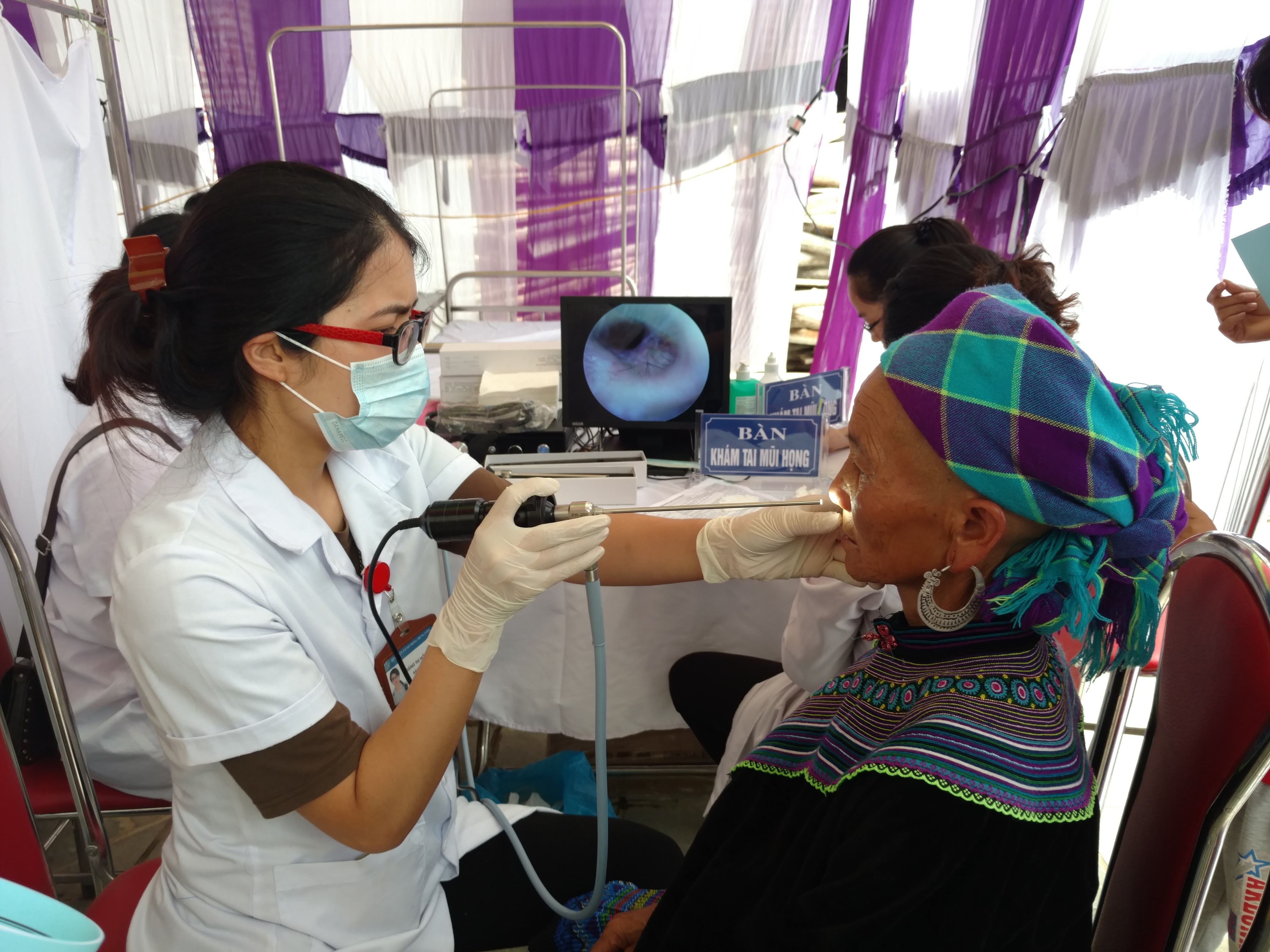 Vượt mọi thử thách để bảo vệ sức khỏe người dân