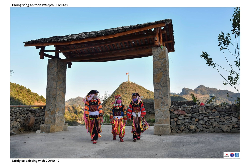 Làng Lô Lô trải dưới chân cột cờ Lũng Cú.