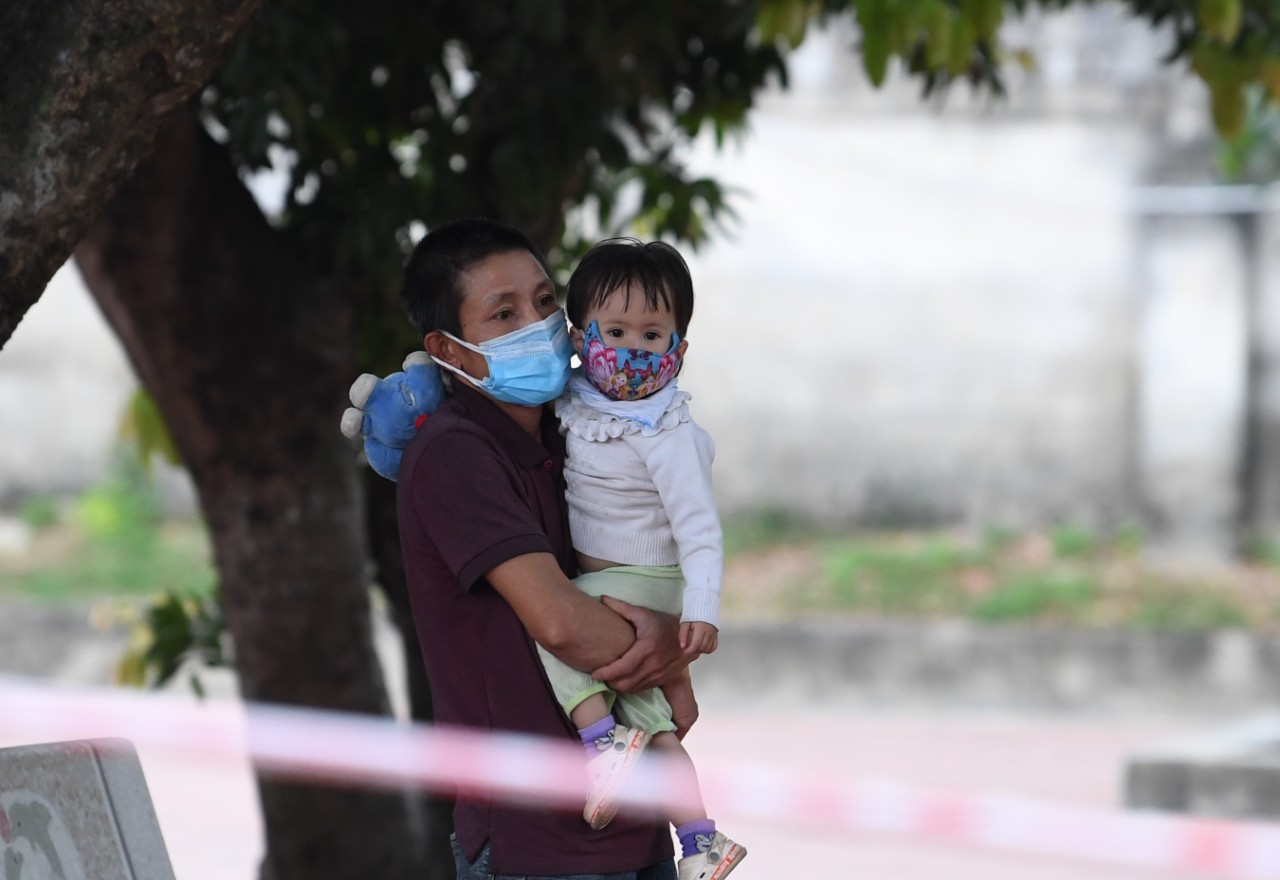 Sống chậm giữa bão dịch