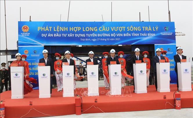 Hợp long cầu vượt sông Trà Lý (Thái Bình)
