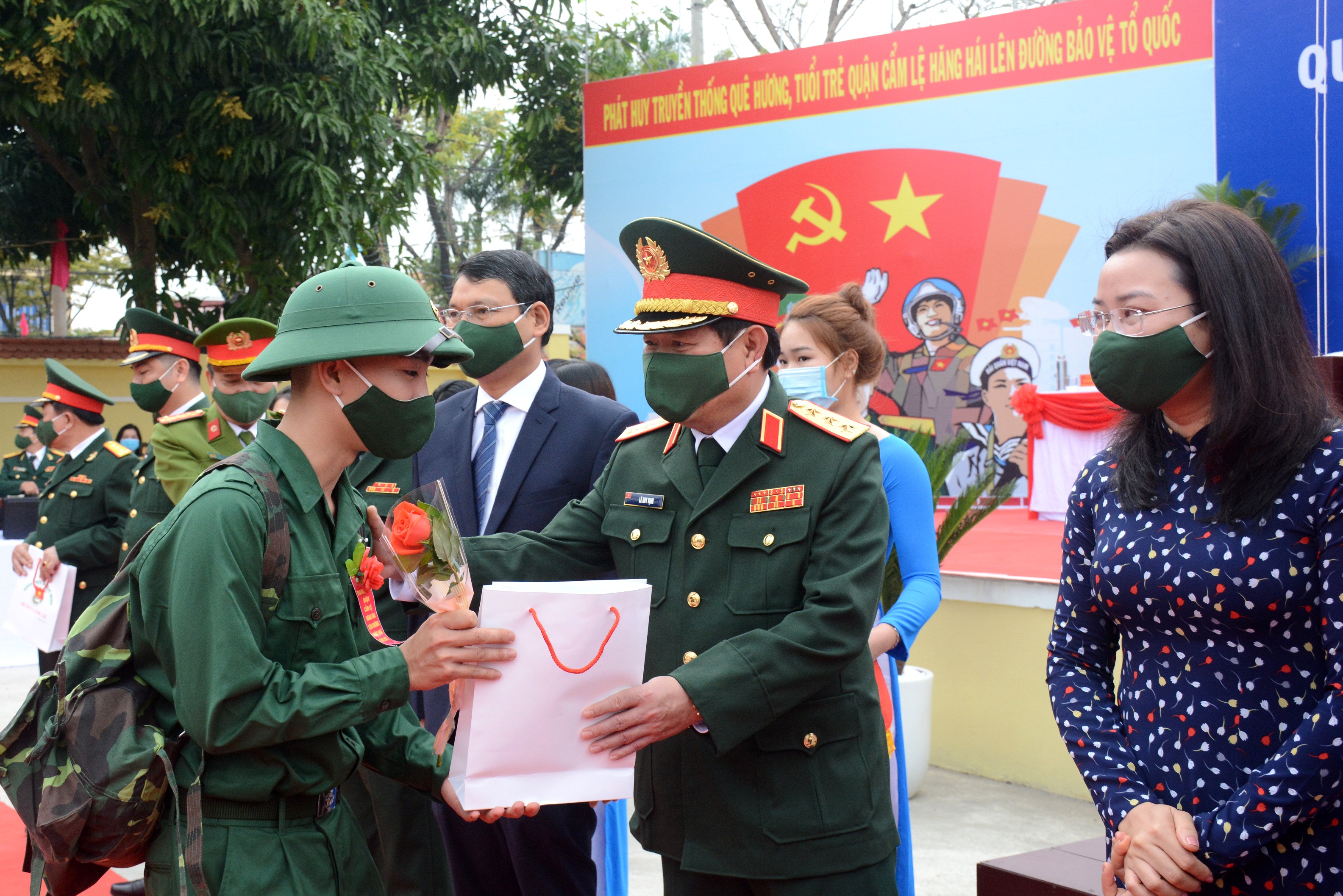 Các địa phương, đơn vị tổ chức giao nhận quân trang trọng, nhanh gọn, an toàn