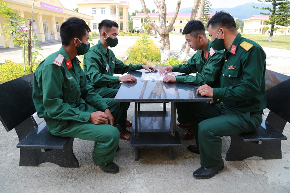 Phút nghỉ ngơi của các CSM trong ngày đầu về đơn vị.