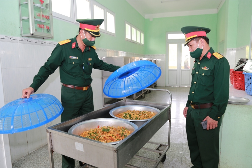 Chỉ huy đơn vị kiểm tra công tác bảo đảm hậu cần phục vụ CSM.