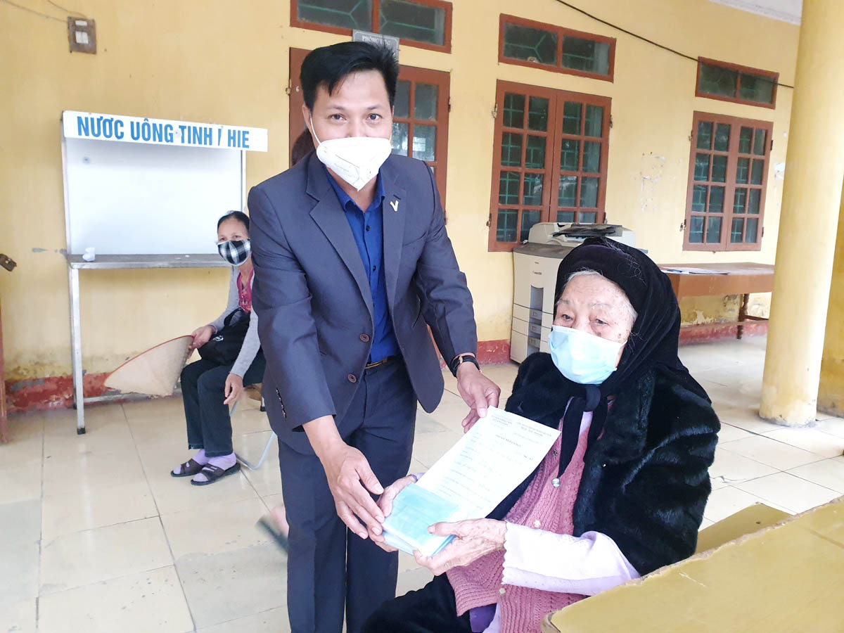 Trao giấy chứng nhận hoàn thành cách ly tập trung cho 7 công dân

