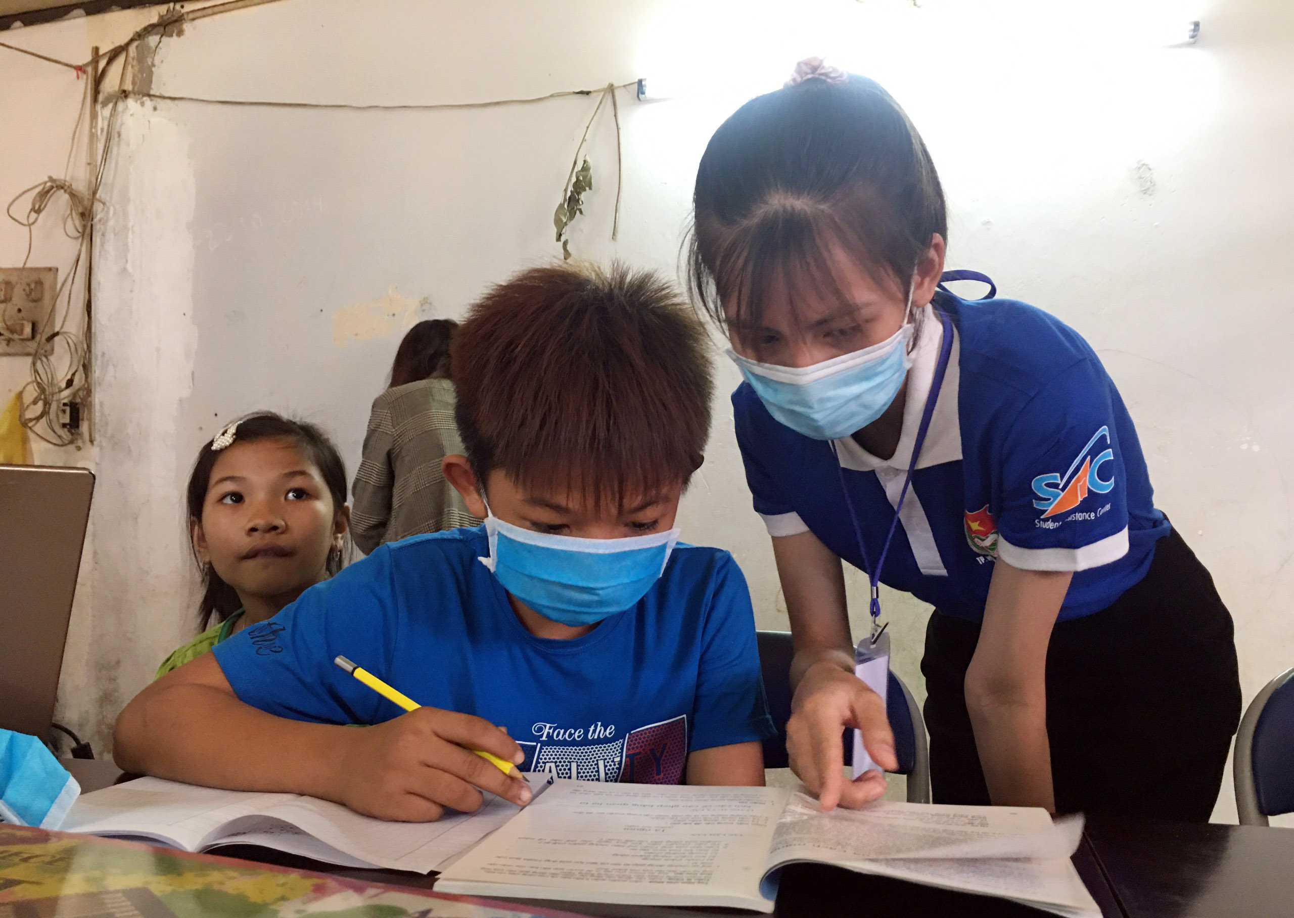 Bồi dưỡng kiến thức, hỗ trợ học tập cho con công nhân hoàn cảnh khó khăn