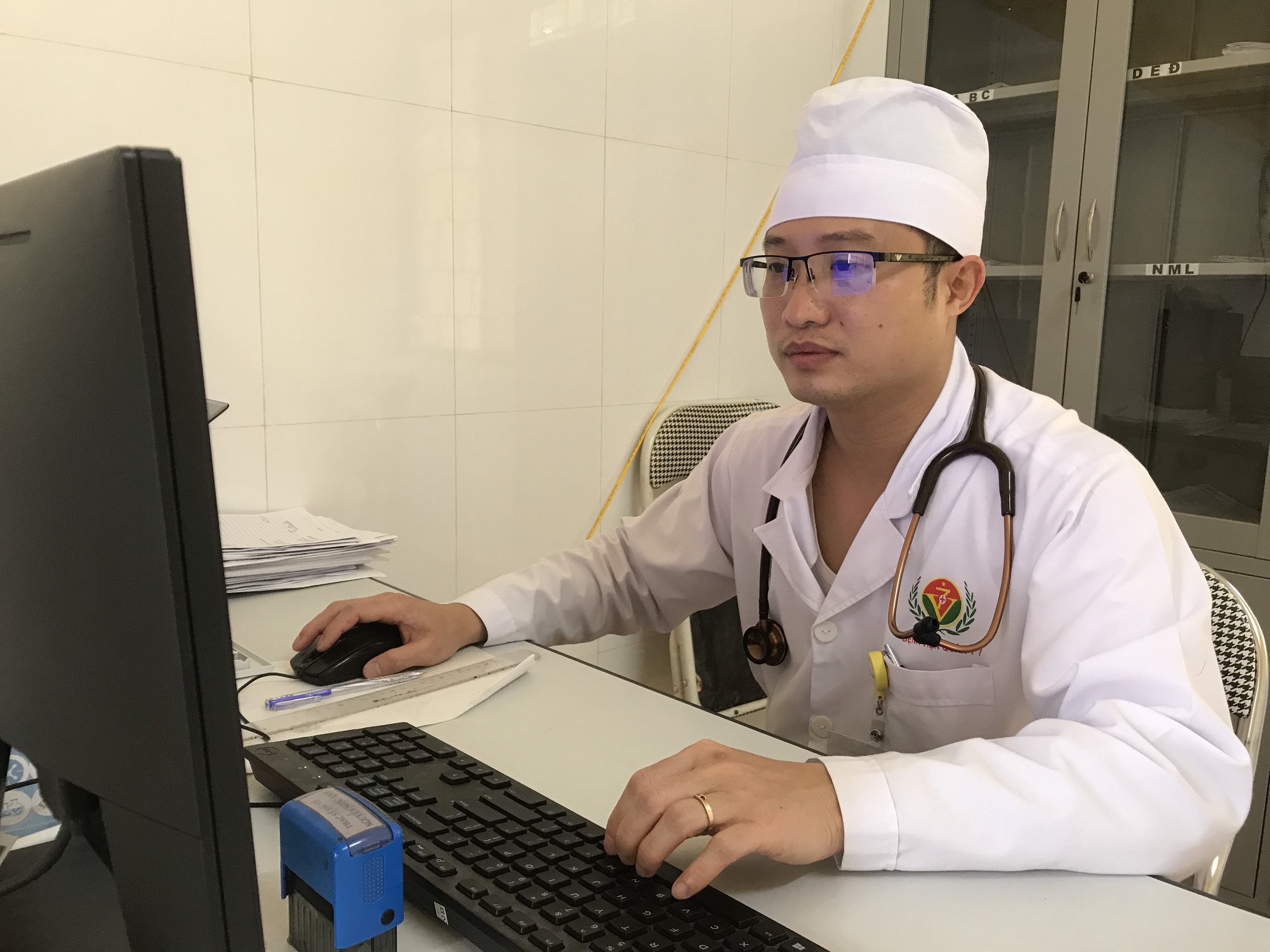 Chủ nhiệm khoa tận tâm với công việc