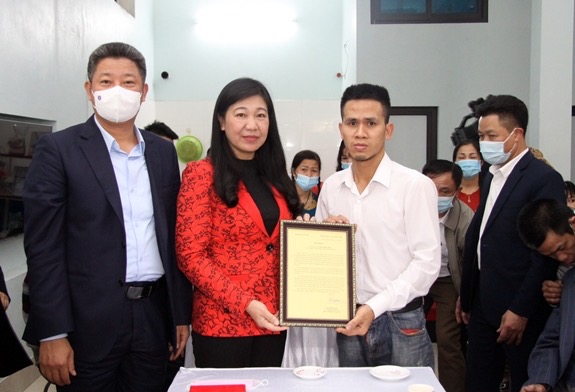 Khen thưởng anh Nguyễn Ngọc Mạnh vì hành động dũng cảm cứu người