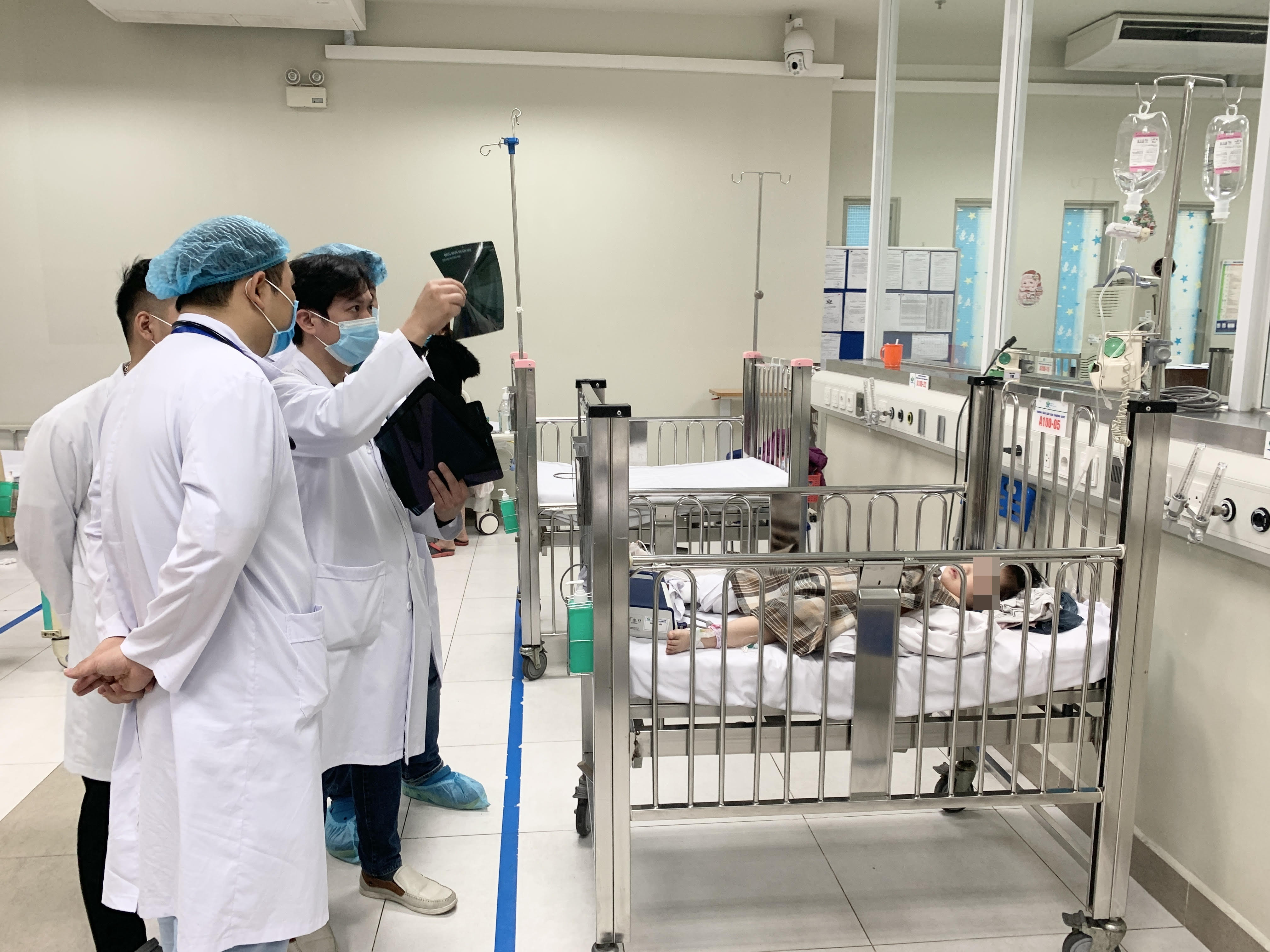 Cháu bé rơi từ tầng 12A tòa nhà 60B Nguyễn Huy Tưởng sức khỏe dần ổn định