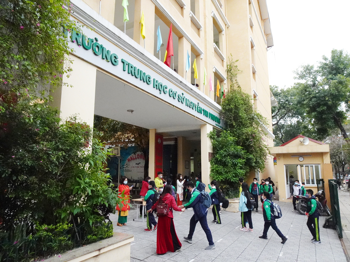 Phấn khởi, hân hoan đón chào học sinh trở lại trường học

