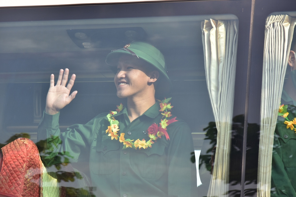 Nụ cười rạng rỡ của thanh niên khi chia tay người thân.