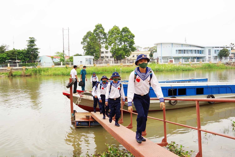Lữ đoàn 962 đón chiến sĩ mới ngay tại chân cầu cảng.