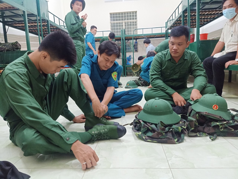 Thanh niên nhận quân trang trước khi tham dự lễ giao nhận quân.