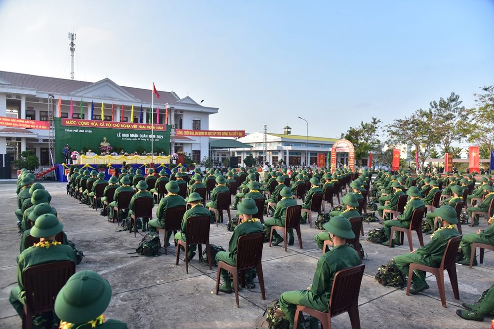 Quang cảnh Lễ giao nhận quân tại tại TP Long Xuyên (An Giang).