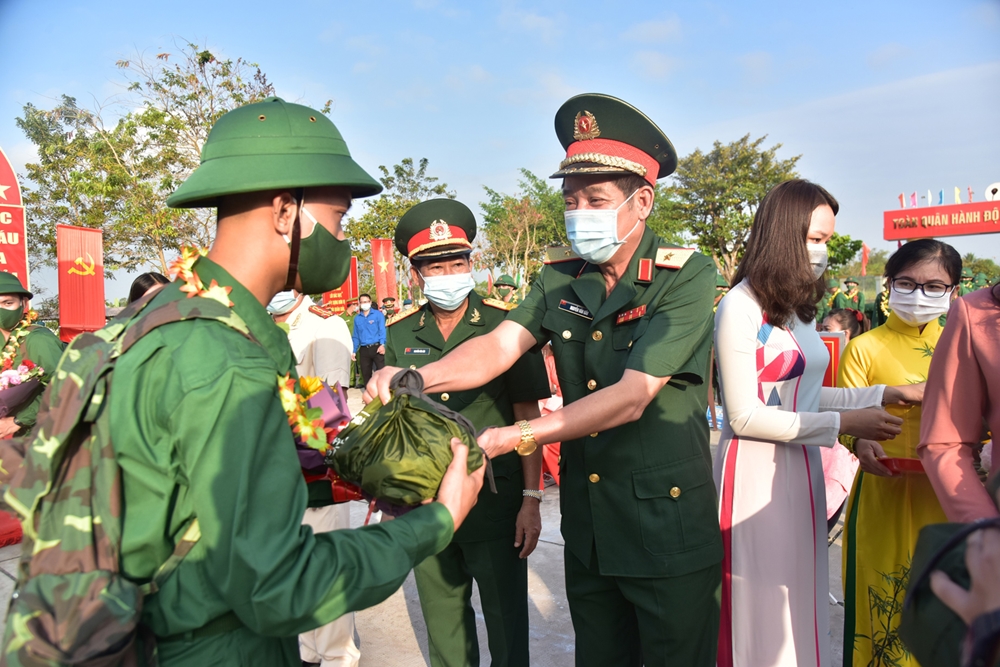 Thủ trưởng Bộ Tổng Tham mưu và Bộ tư lệnh Quân khu 9 tặng quà động viên thanh niên trước khi về đơn vị.