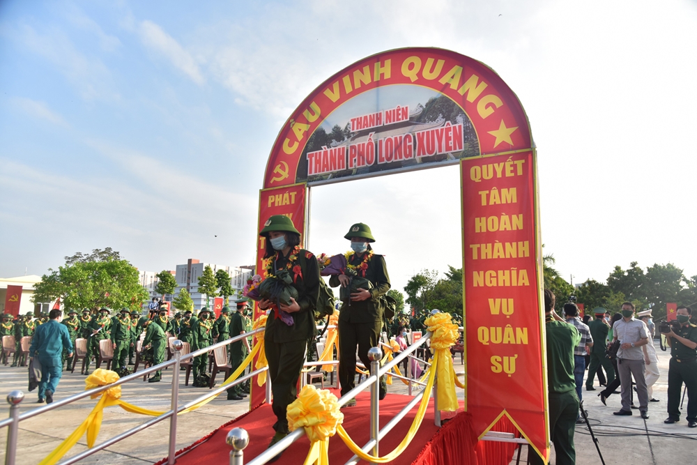 Các nữ chiến sĩ mới qua “Cầu vinh quang” chuẩn bị về đơn vị.