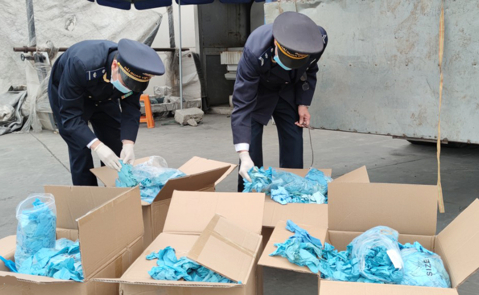 Khởi tố vụ án hình sự về “Tội buôn bán hàng cấm” đối với lô hàng găng tay đã qua sử dụng