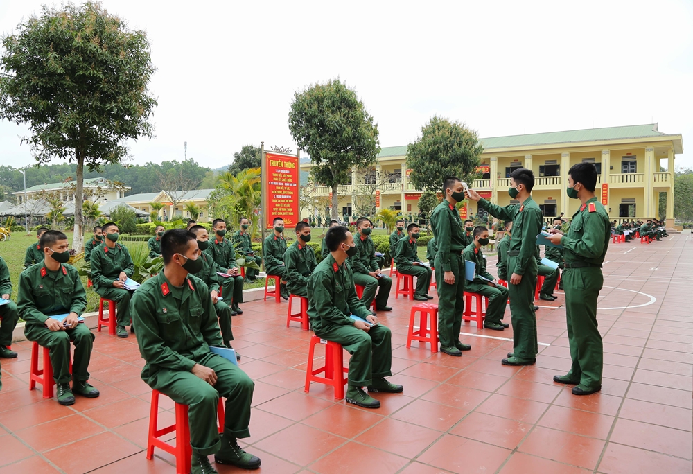 Kiểm tra sức khỏe, đo thân nhiệt là nội dung đơn vị tổ chức thường xuyên (2 lần/ngày) trước mỗi giờ huấn luyện.
