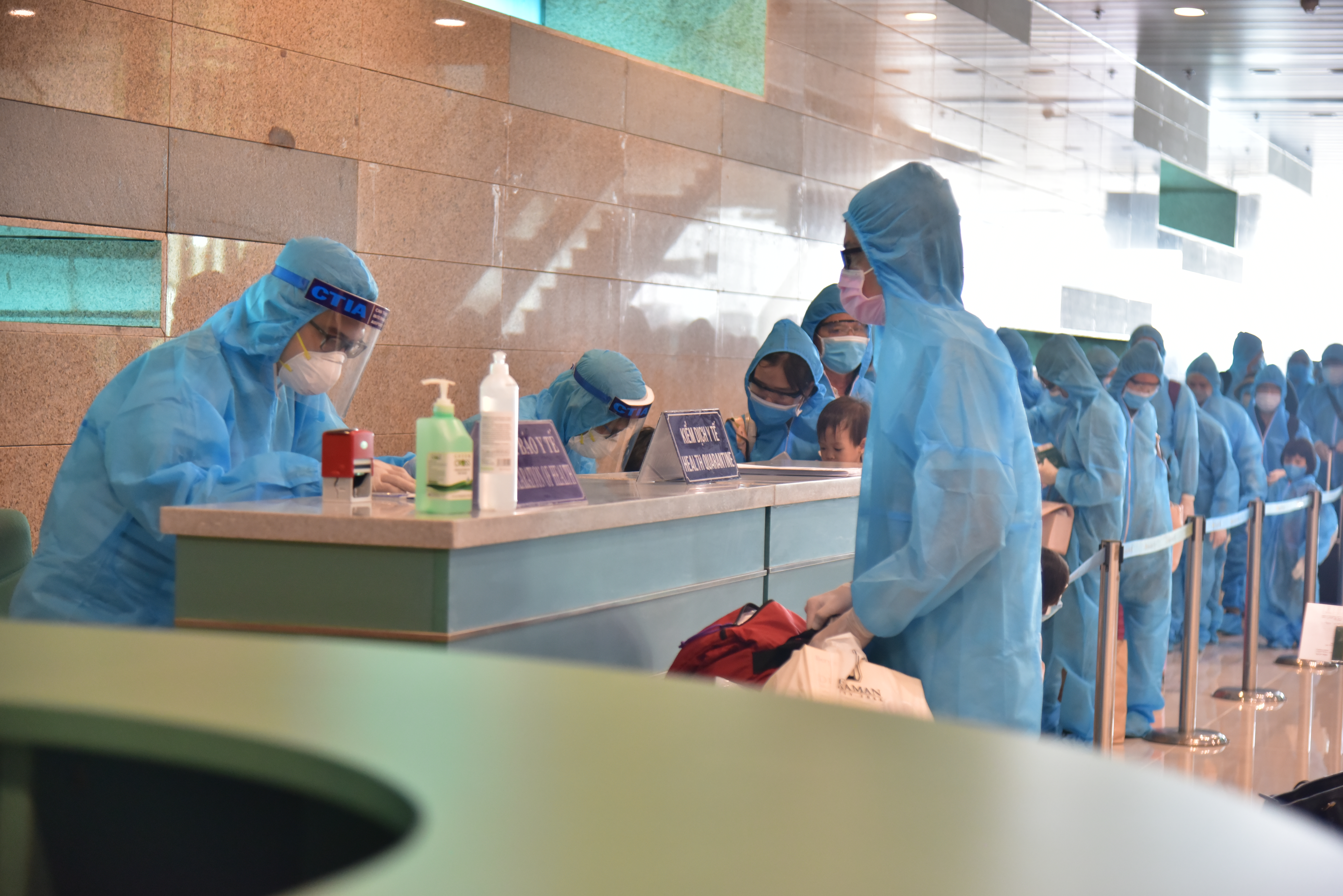 Đưa hơn 300 công dân Việt Nam từ Malaysia về nước