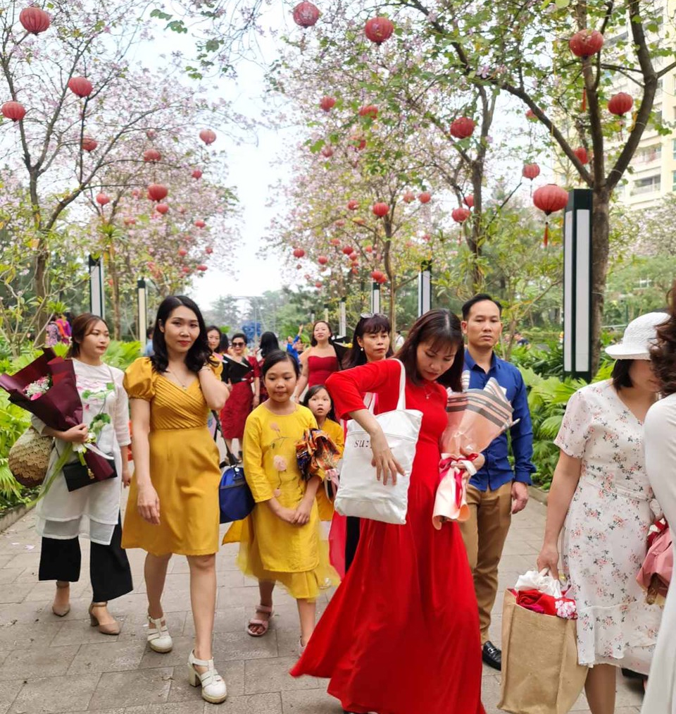 Bất chấp quy định phòng chống dịch, hàng nghìn người tụ tập chụp ảnh hoa ban tại khu đô thị Nam Thăng Long