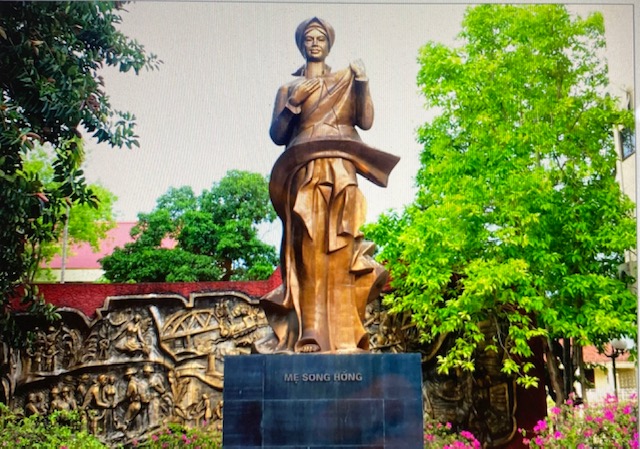 Tạc hình mẹ trong lòng Tổ quốc