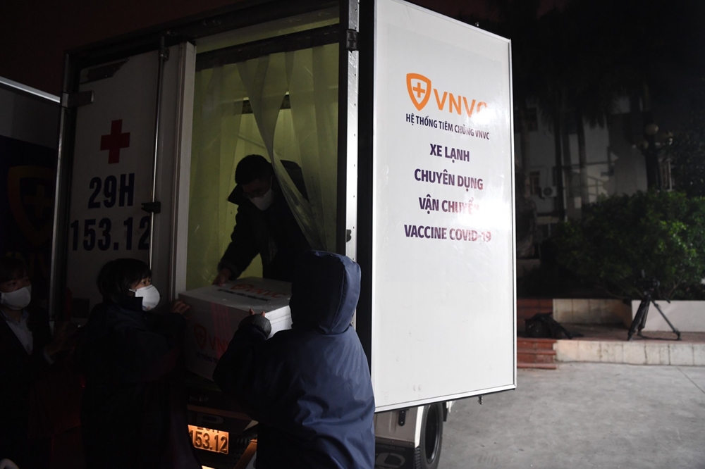 Vaccine được bảo quản nghiêm ngặt trong xe đông lạnh.