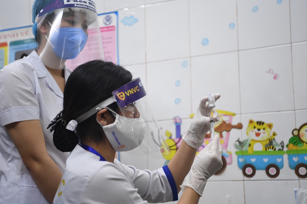 Khâu kiểm tra vaccine được tiến hành cẩn thận, kỹ lưỡng.