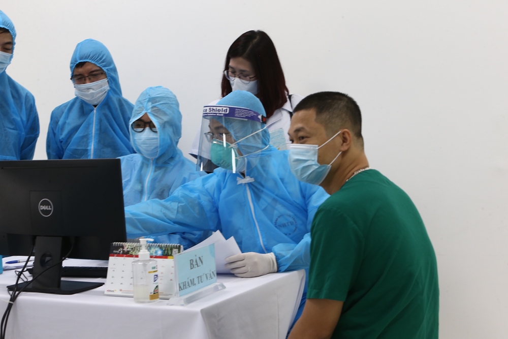 Tư vấn trước khi tiêm vaccine tại Bệnh viện Bệnh Nhiệt đới Trung ương.