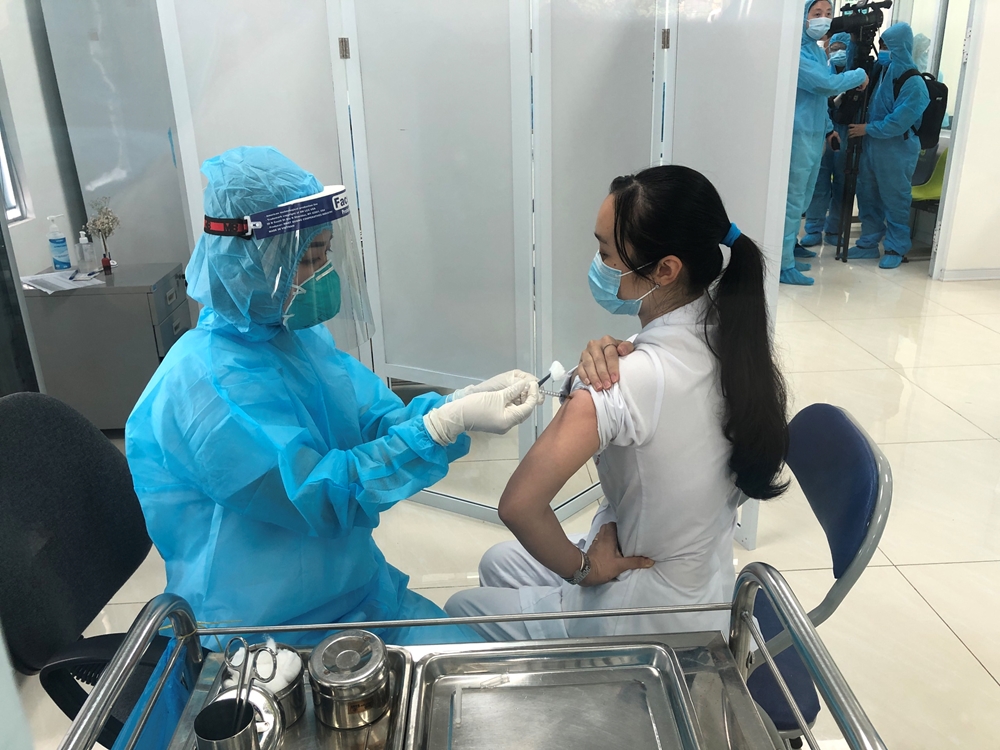 Những mũi tiêm vaccine ngừa Covid-19 đầu tiên tại Bệnh viện Bệnh Nhiệt đới Trung ương.
