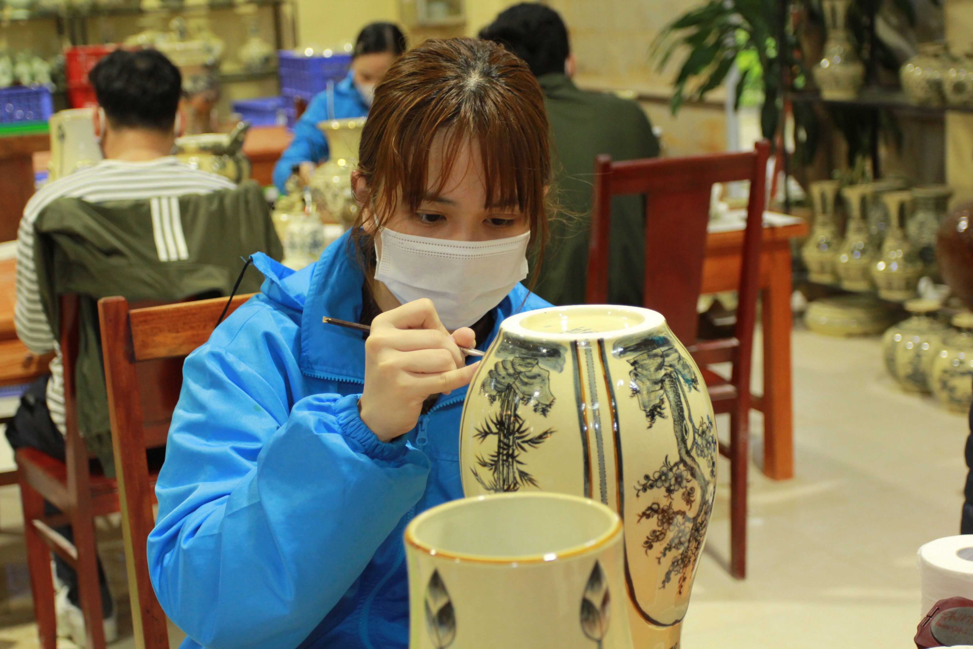 Gốm Chu Đậu vừa sản xuất, vừa bảo đảm phòng dịch Covid-19