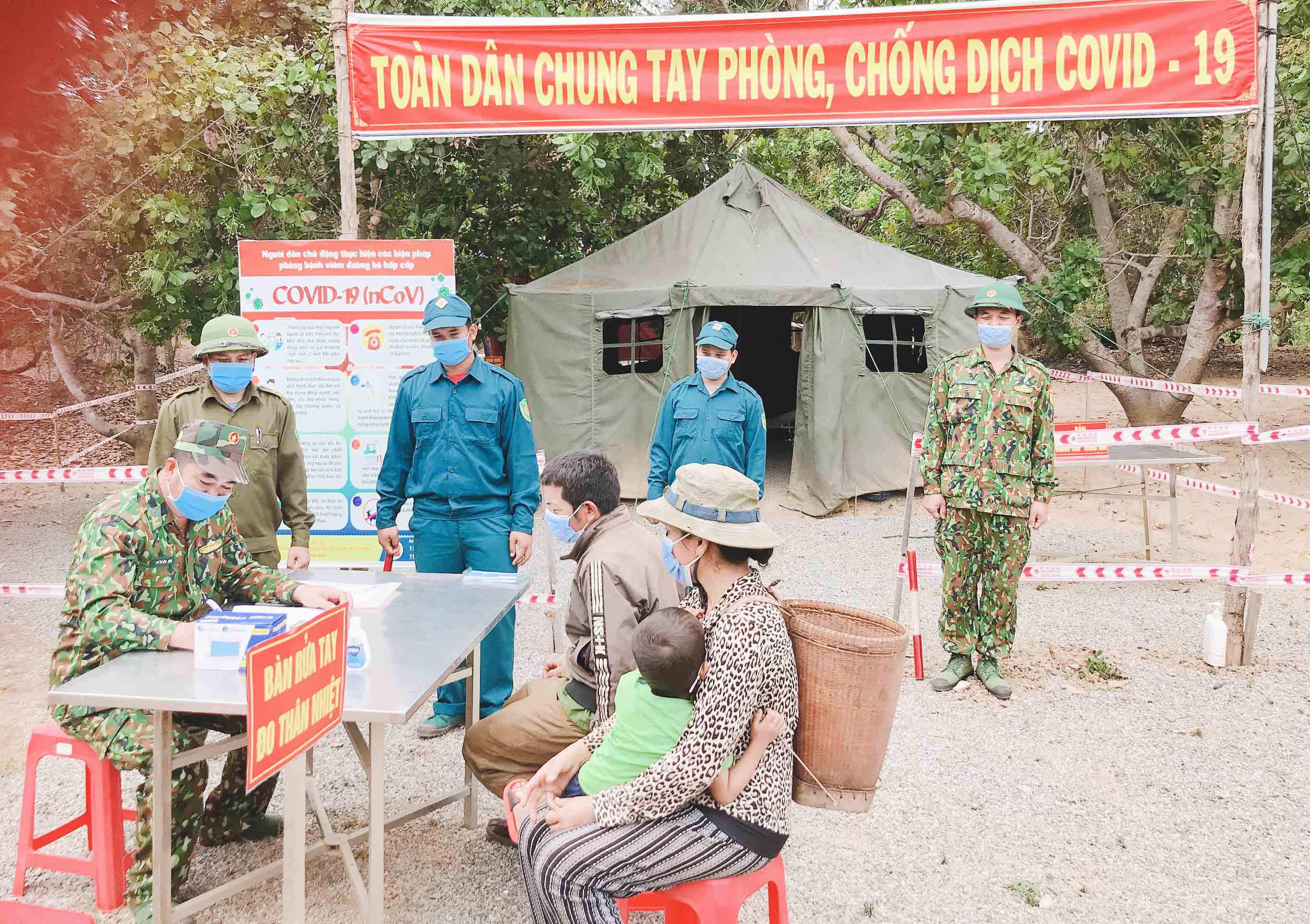 Quân, dân chung sức bảo vệ biên giới gắn với phòng, chống dịch

