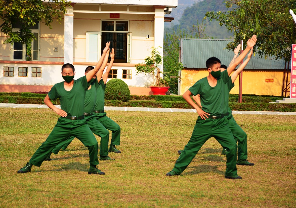 Chiến sĩ mới Trung đoàn 880 vượt khó, hòa nhập môi trường quân ngũ