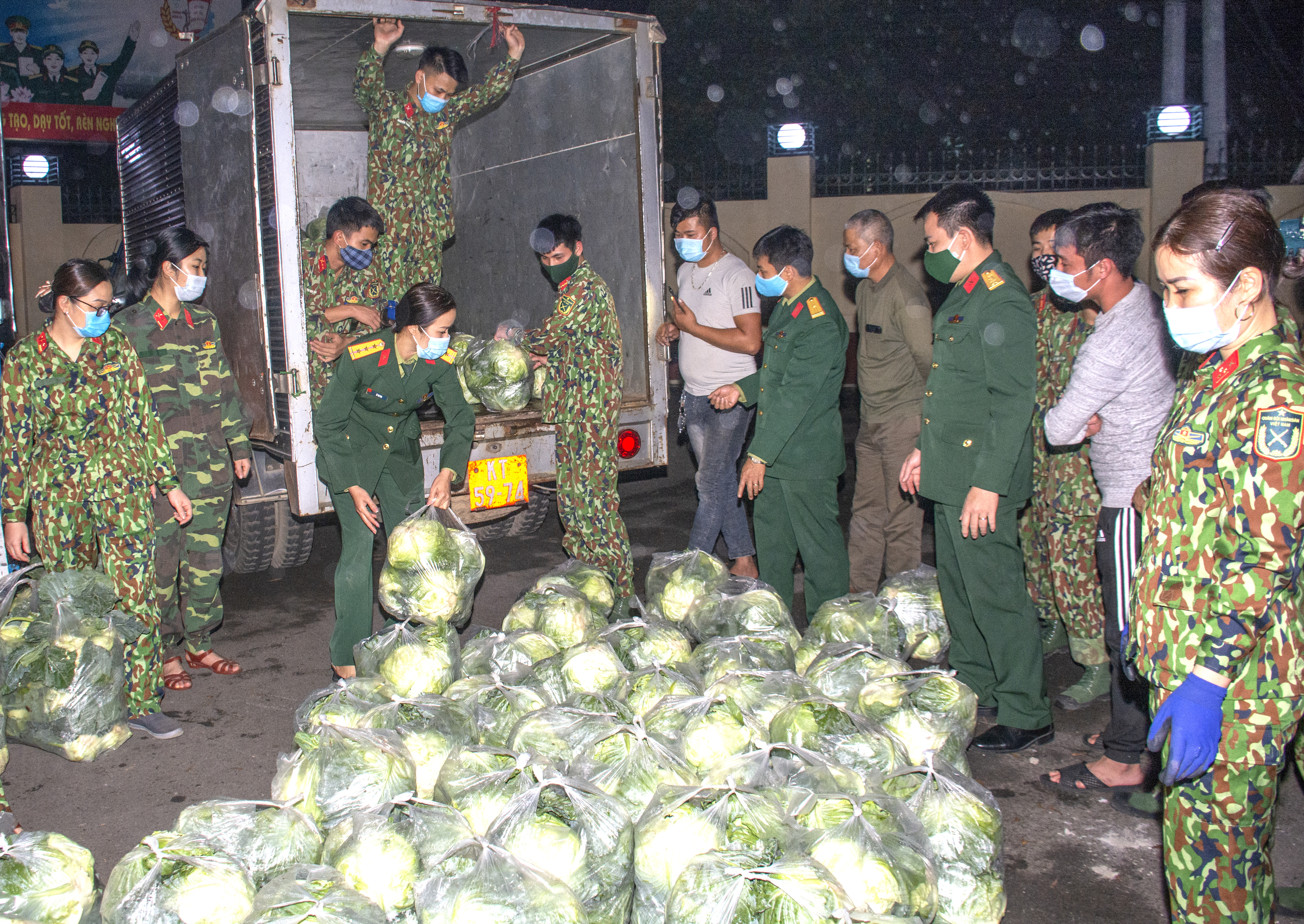 Những chuyến hàng nông sản trong đêm