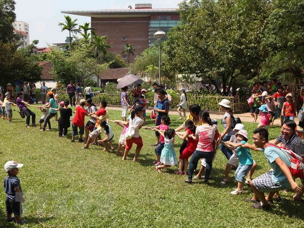 CHƠI VỚI TRẺ NHỎ