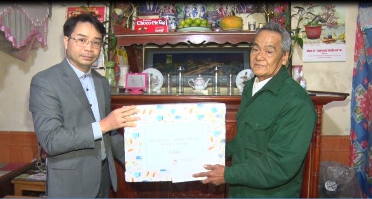  Chăm lo hậu phương quân đội       