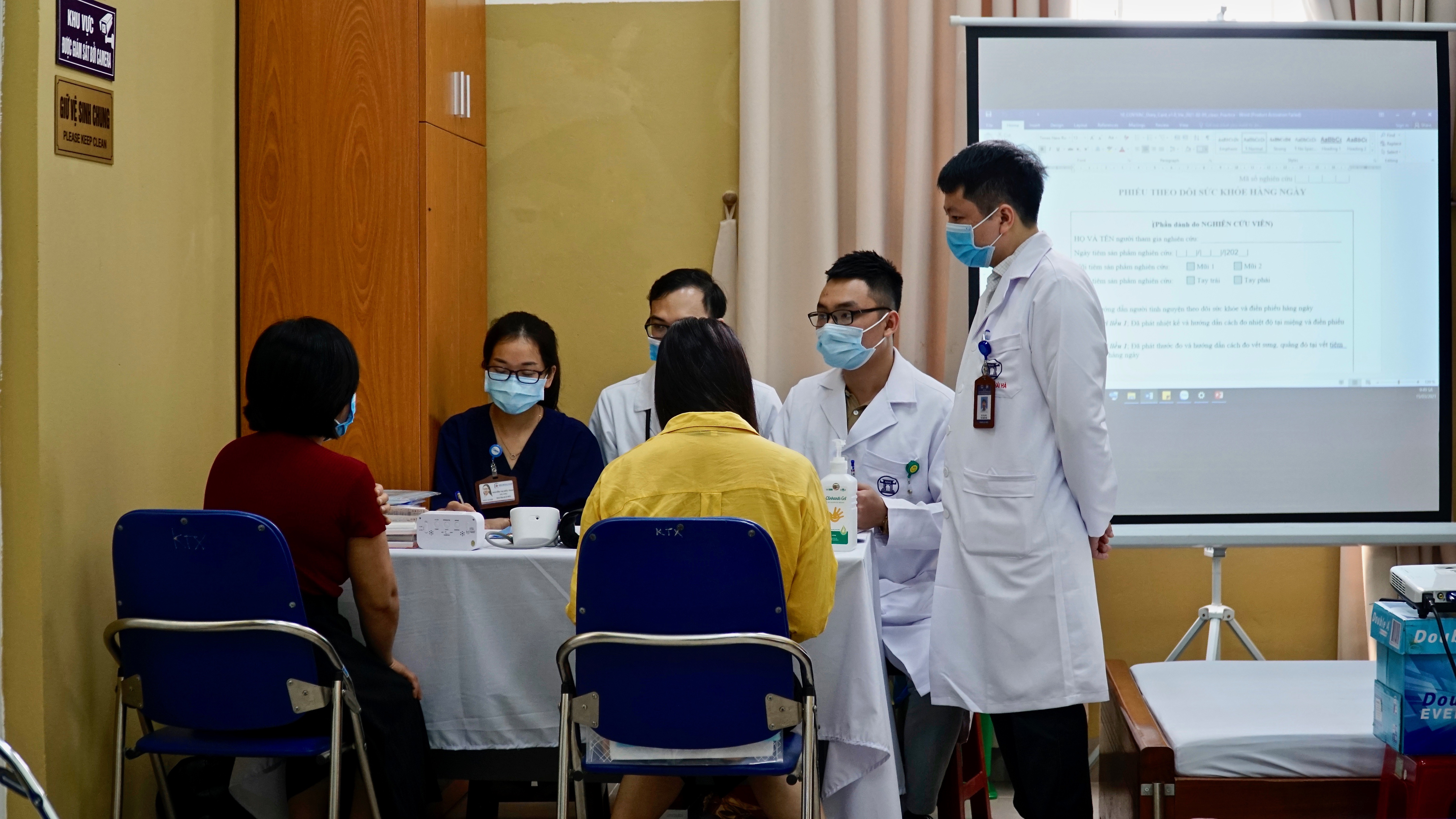 6 tình nguyện viên bắt đầu tiêm thử nghiệm lâm sàng vaccine COVIVAC