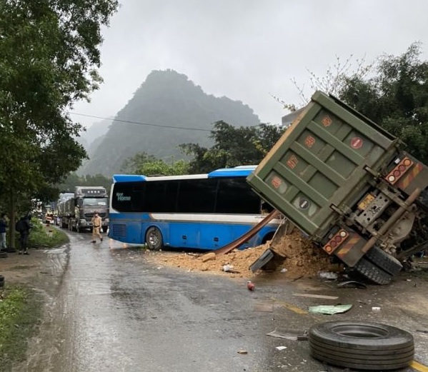 Khẩn trương khắc phục hậu quả vụ tai nạn giao thông khiến 3 người tử vong