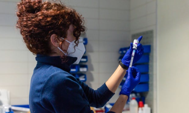 WHO khuyến khích các nước nên tiếp tục sử dụng vaccine AstraZeneca