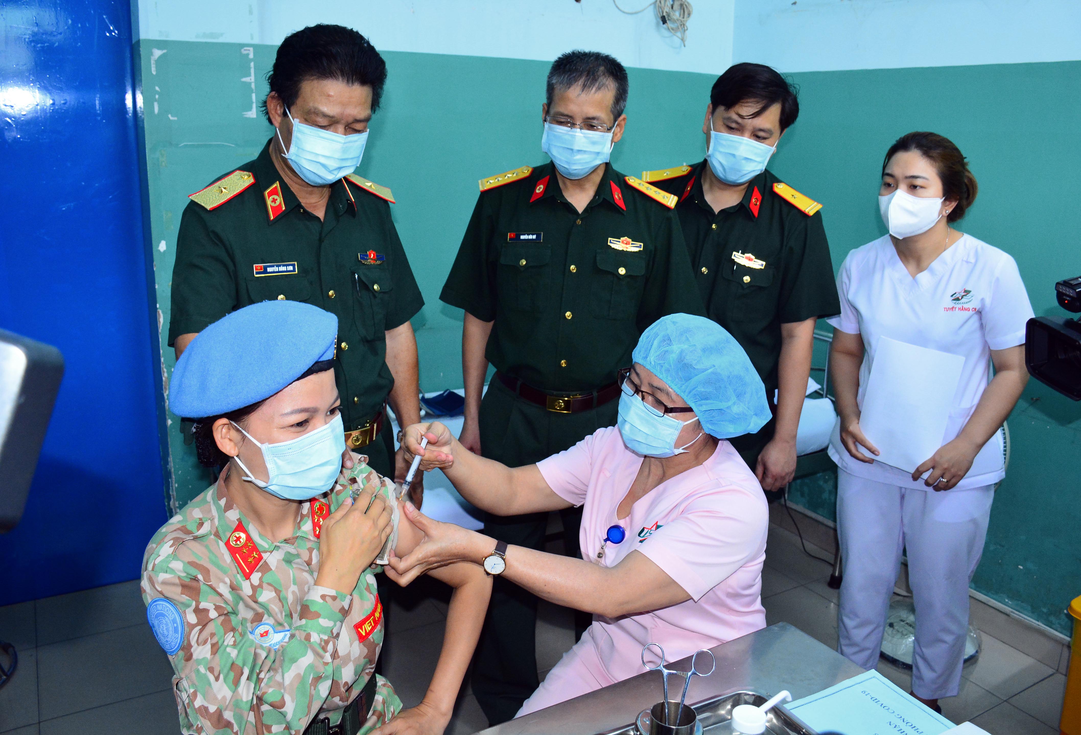 Bệnh viện Quân y 175 tổ chức tiêm vaccine phòng dịch Covid-19