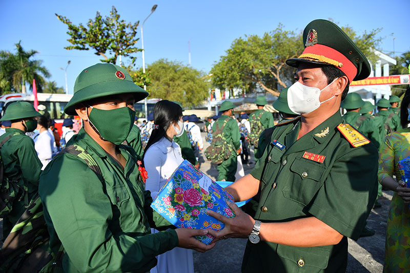 Tạo nguồn, nâng cao chất lượng đảng viên nhập ngũ