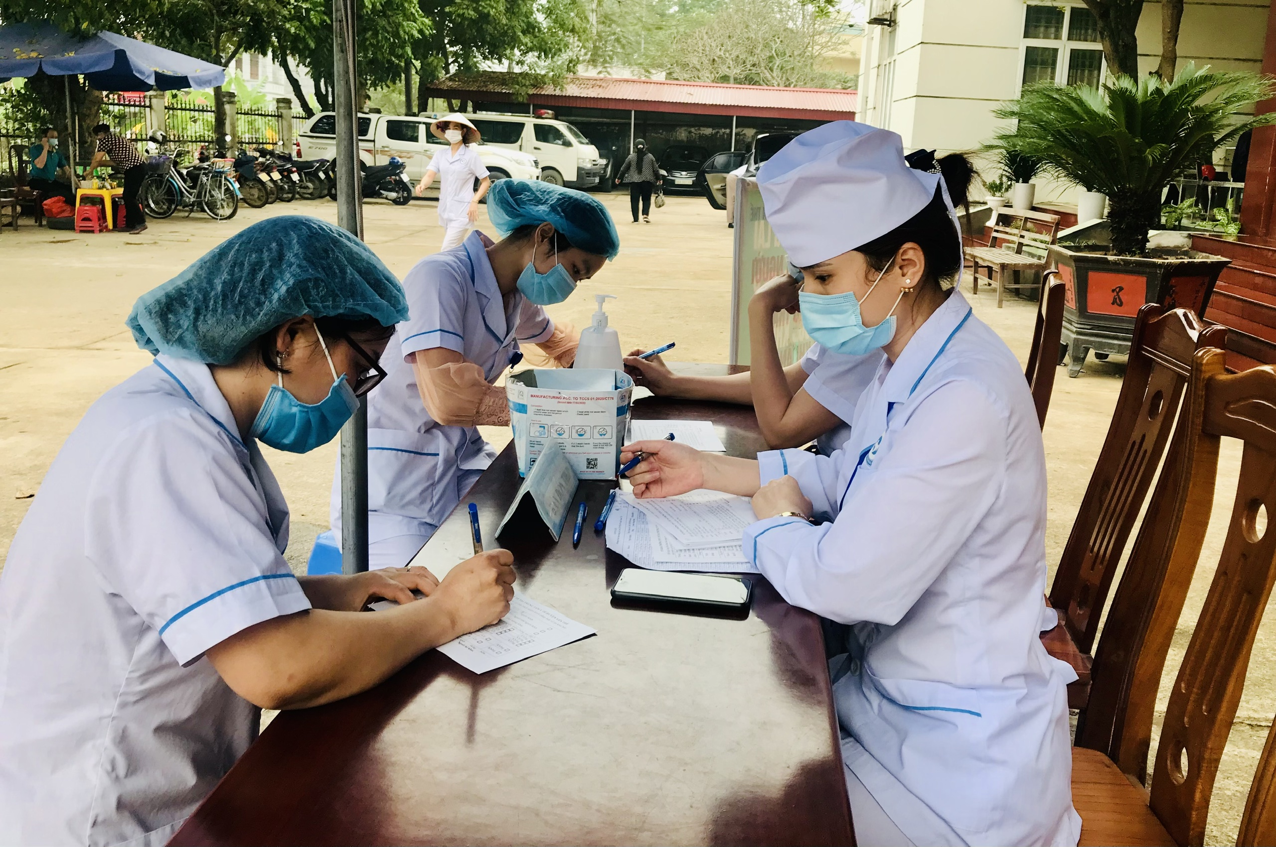 Hơn 20.000 cán bộ, nhân viên y tế tại 12 tỉnh, thành phố được tiêm vaccine phòng Covid-19