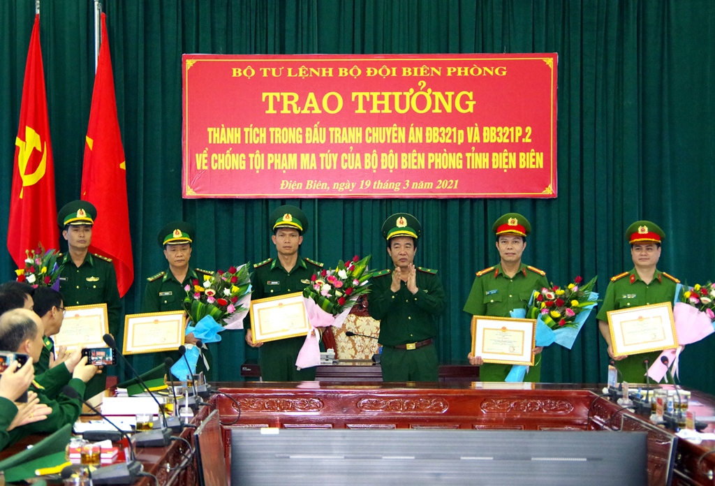 Bộ tư lệnh Bộ đội Biên phòng trao thưởng các đơn vị phá 2 chuyên án ma túy lớn ở Điện Biên