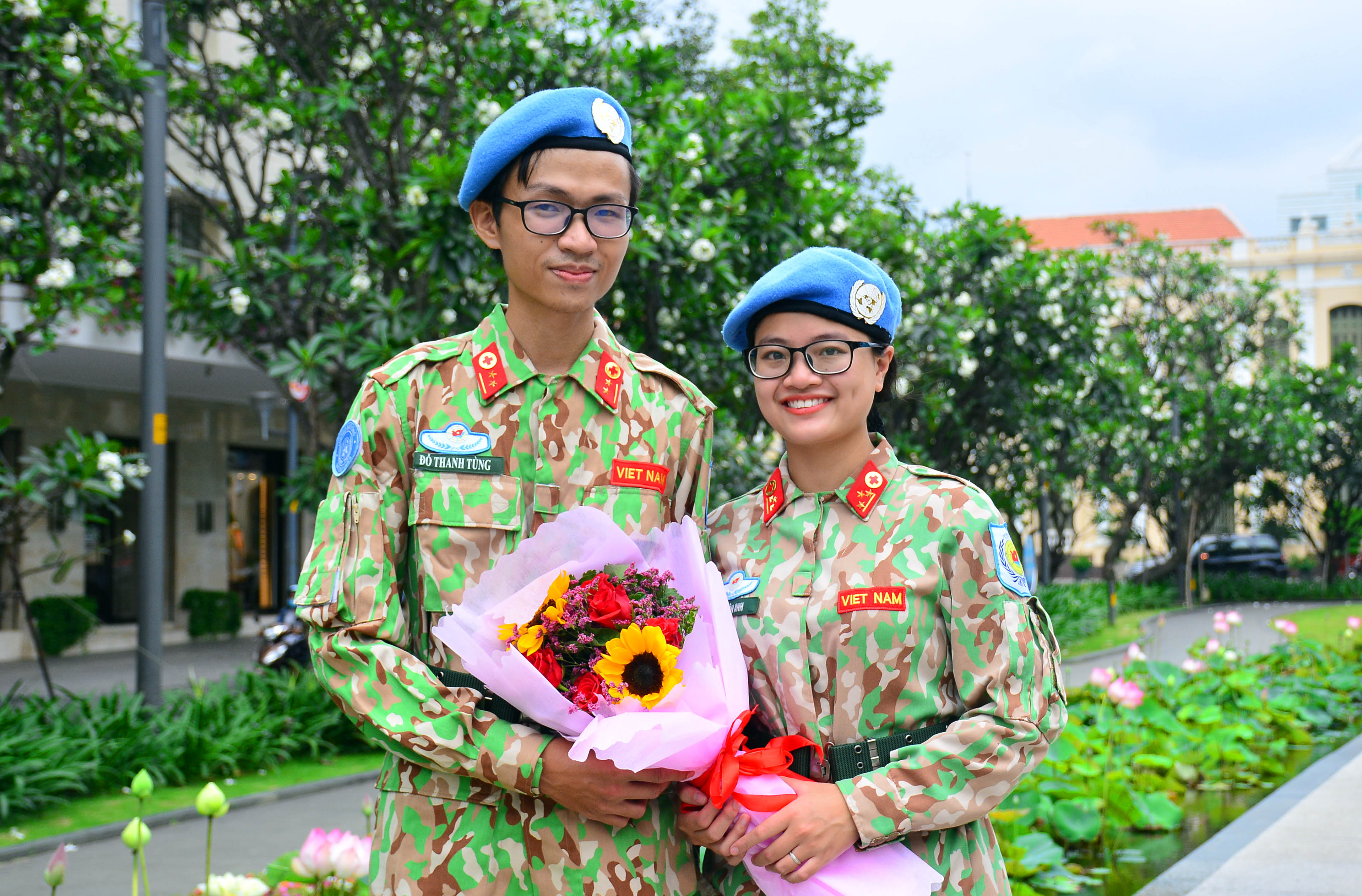 Vợ chồng bác sĩ trẻ tình nguyện tham gia bệnh viện dã chiến