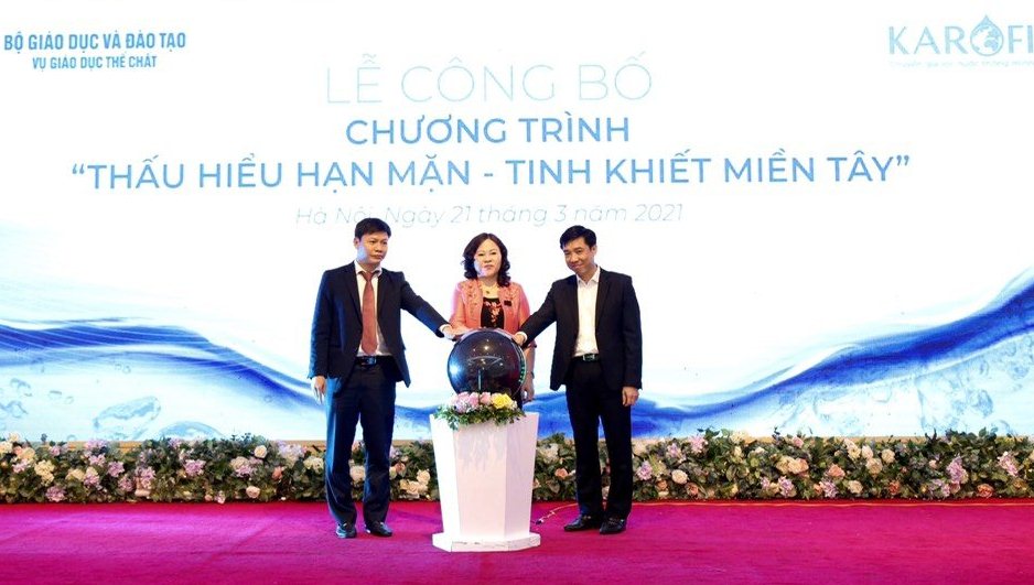 Tặng 50 triệu lít nước tinh khiết cho học sinh miền Tây mùa hạn mặn