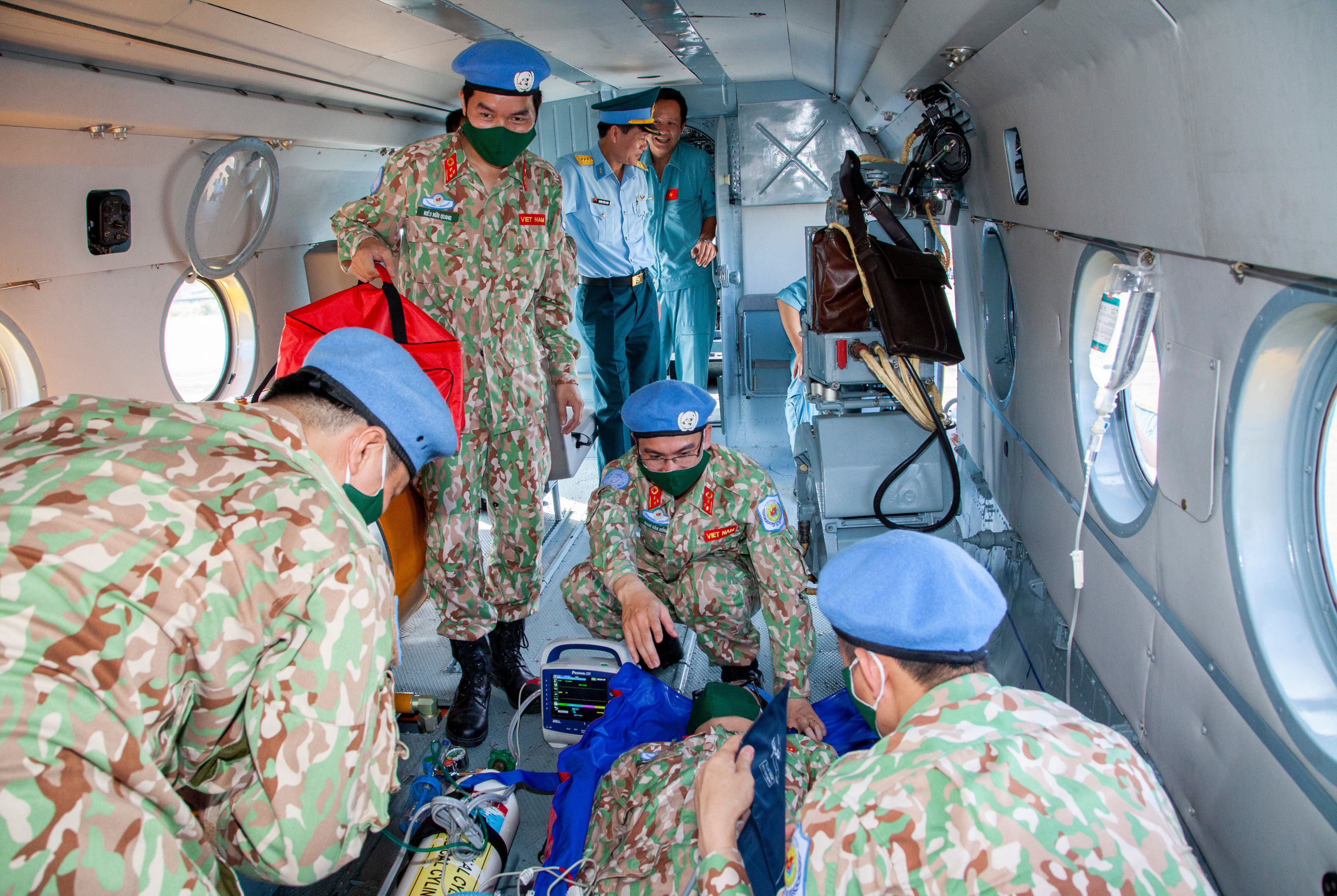 Cán bộ, nhân viên Bệnh viện Dã chiến cấp 2 số 3: Tự tin, quyết tâm, sẵn sàng lên đường