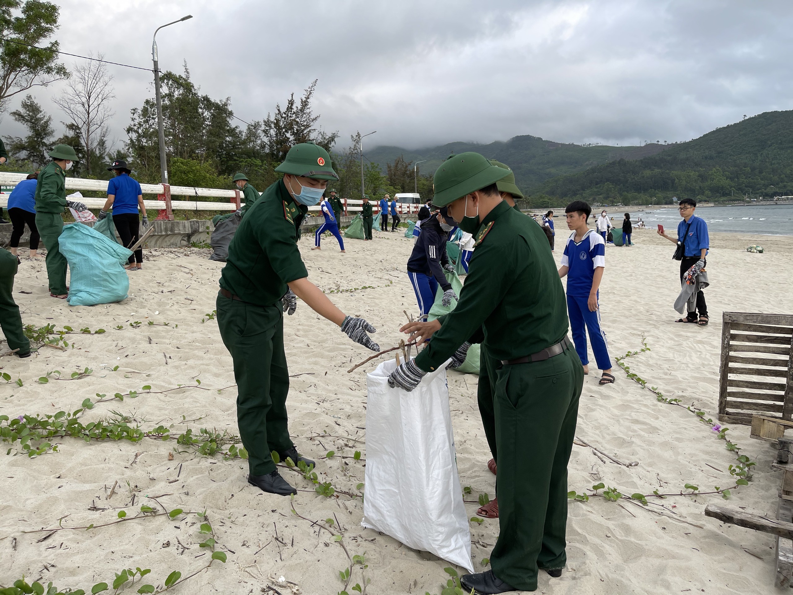Ra quân làm sạch môi trường bãi biển 