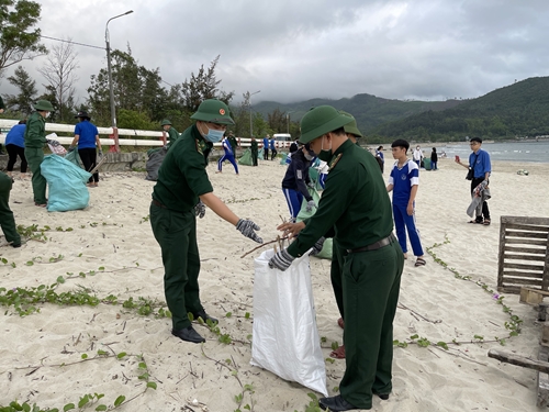 Ra quân làm sạch môi trường bãi biển 