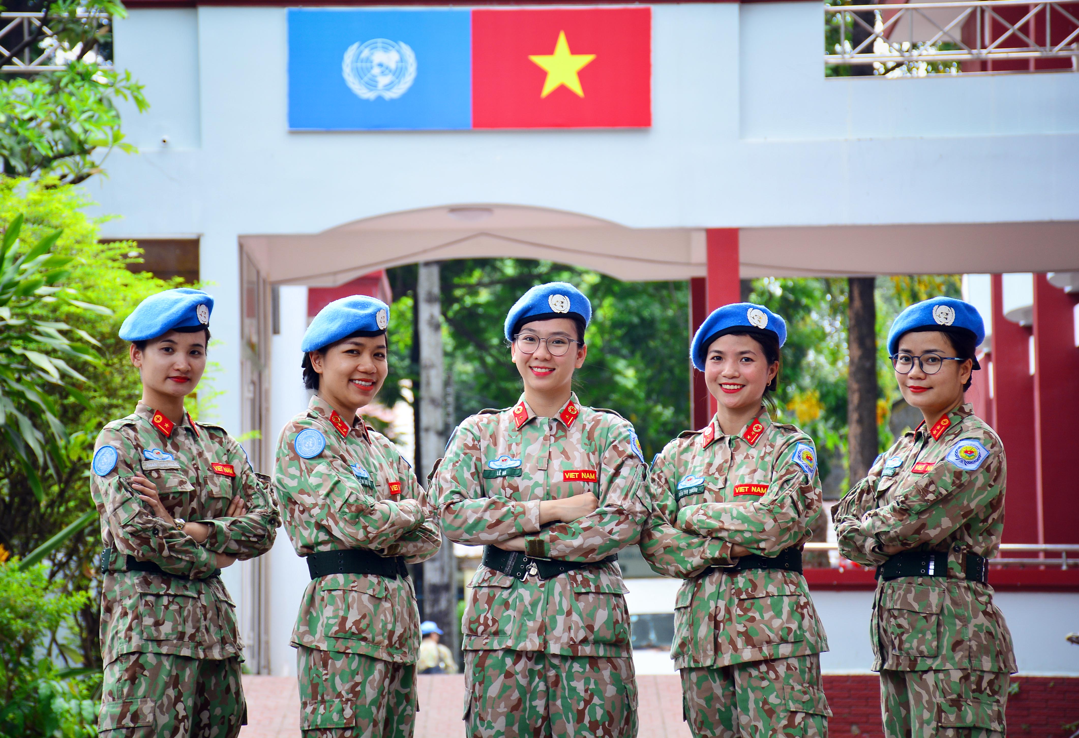 Nữ quân nhân mũ nồi xanh tự tin lên đường